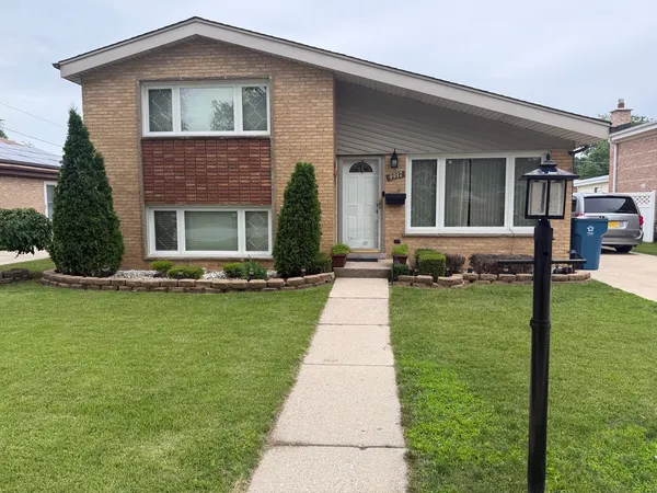 $350,000 | 9937 Mulberry Avenue, Oak Lawn, IL 60453