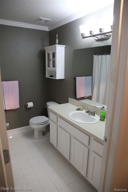 1968 Flagstone Circle, Unit 114 Rochester, MI 48307 - Photo 21 of 24 Hall Bath