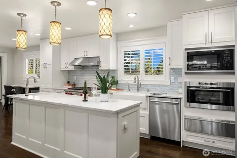 $3,699,000 | 2650 79th Avenue Northeast, Medina, WA 98039