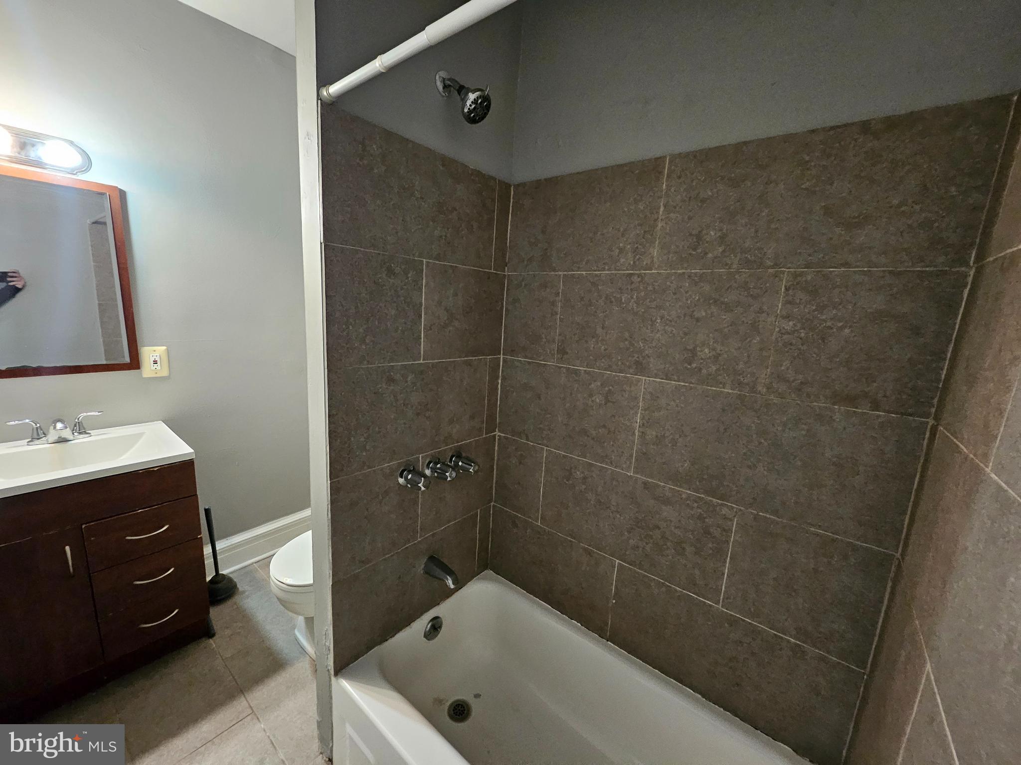 1517 North 17th Street, Unit 3F Philadelphia, PA 19121 - Photo 6 of 7 a bathroom with a tub a sink and mirror