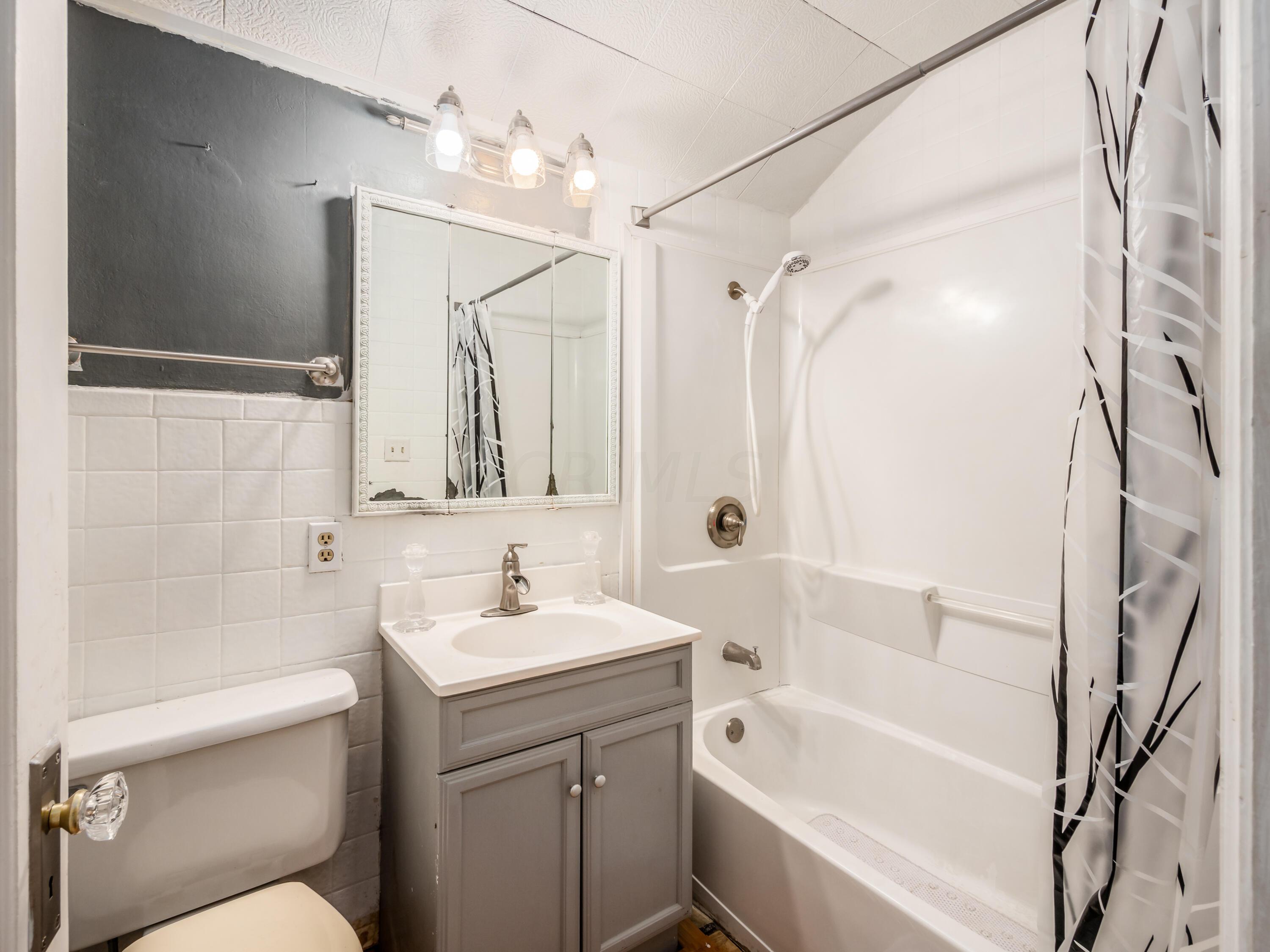 3032 Wicklow Road Columbus, OH 43204 - Photo 18 of 34 REMODELED FULL BATH.