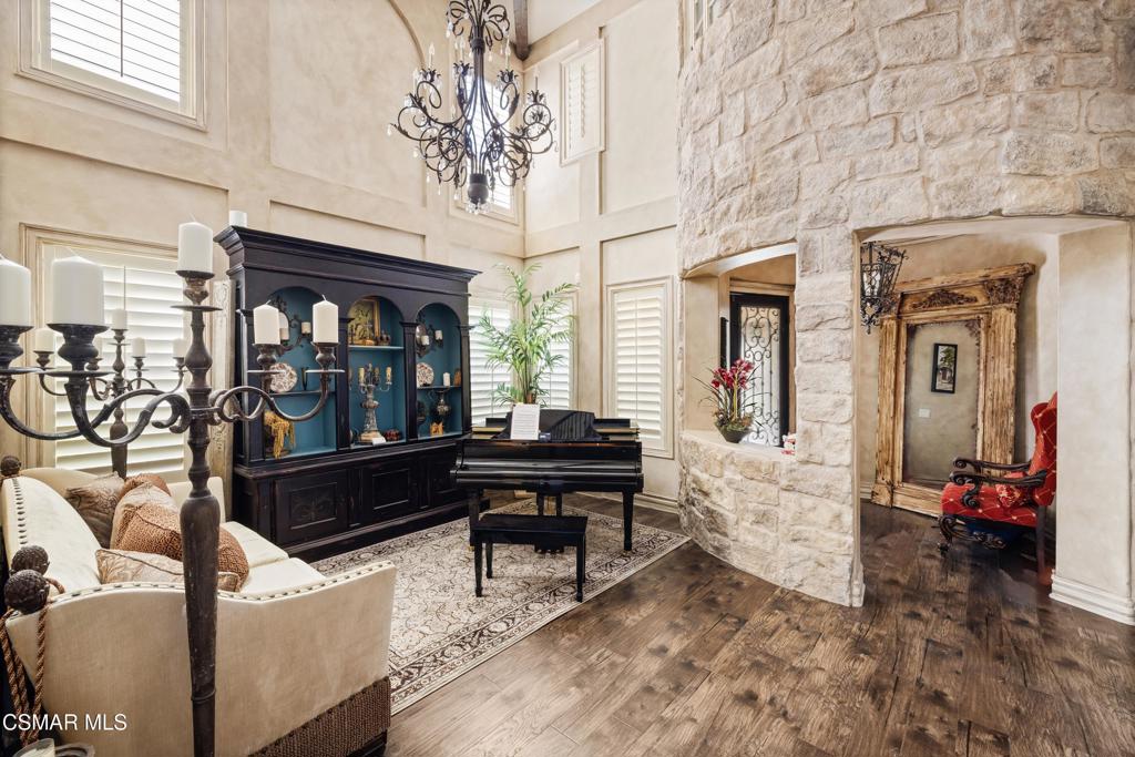 428 Woodland Road Simi Valley, CA 93065 - Photo 3 of 22 Gallery Image 3