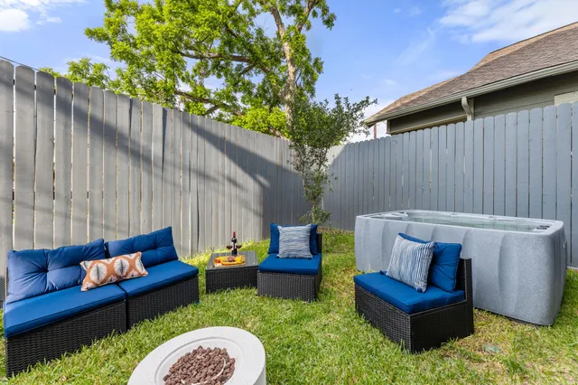 a view of a bench in the back yard