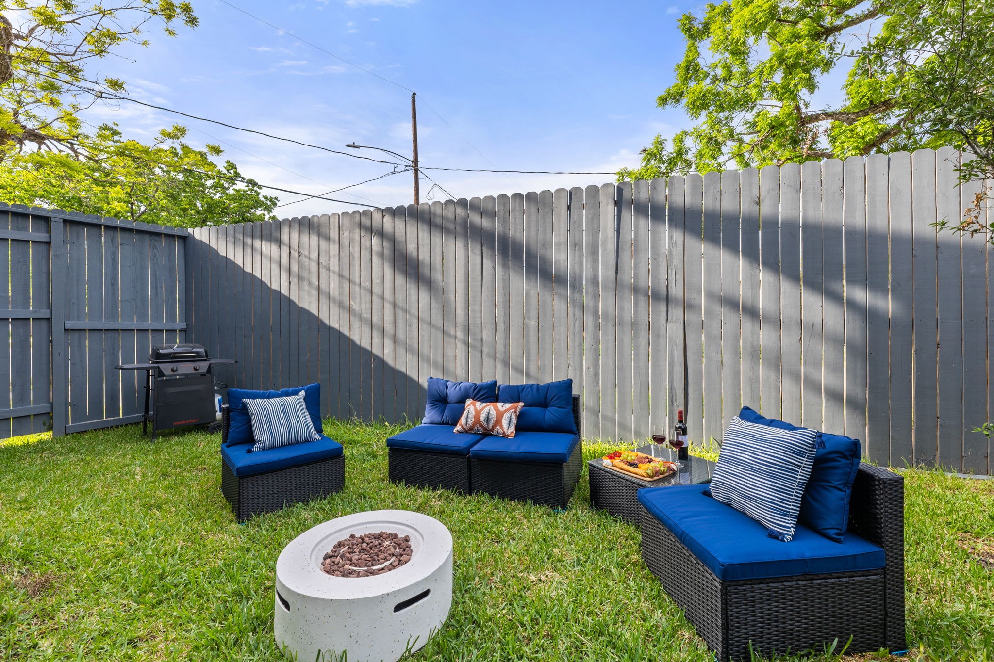 5502 Texas Street Houston, TX 77011 - Photo 31 of 33 a backyard of a house with seating space