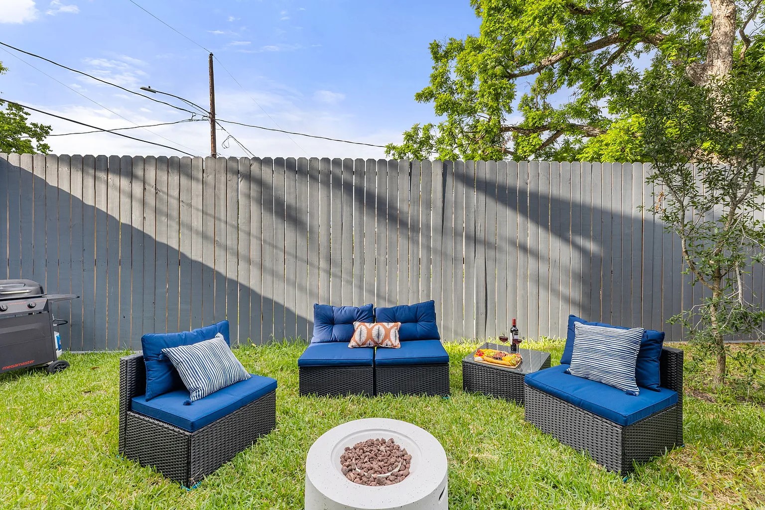 5502 Texas Street Houston, TX 77011 - Photo 32 of 33 a view of a bench in the back yard