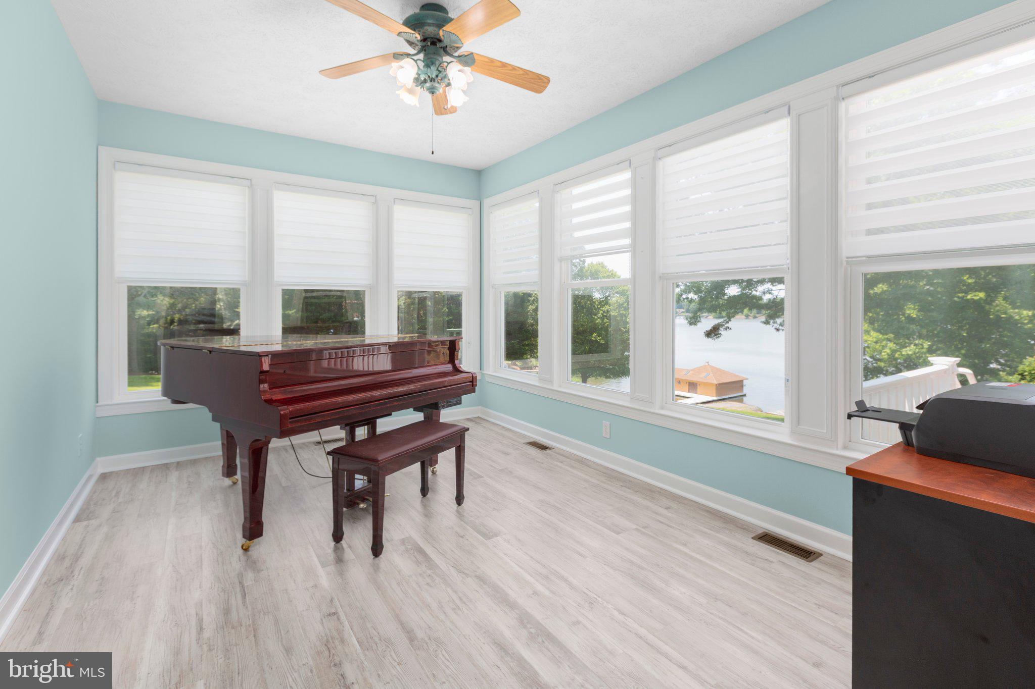 565 Busbees Point Road Bumpass, VA 23024 - Photo 24 of 135 Sunroom with lake views