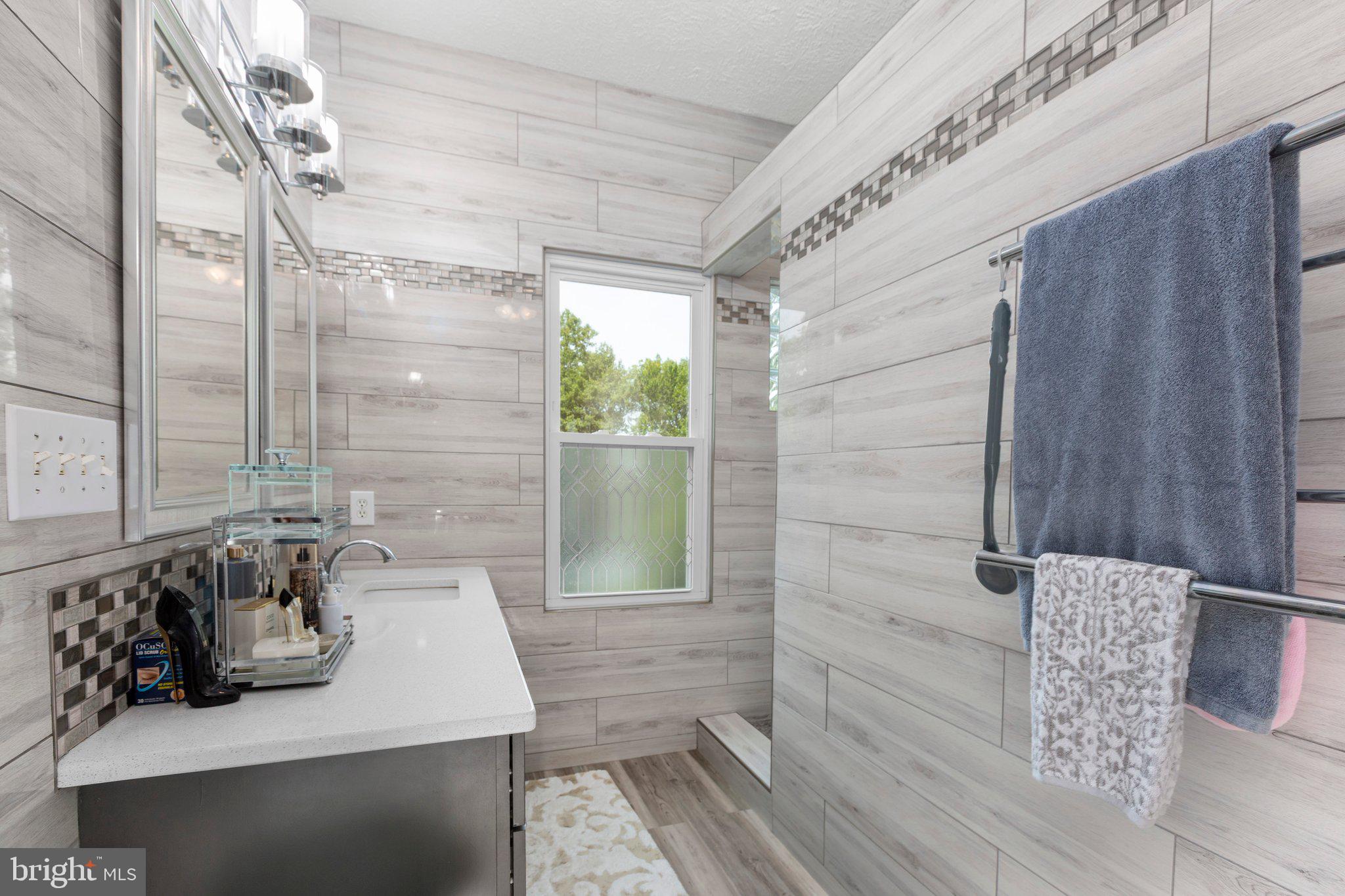 565 Busbees Point Road Bumpass, VA 23024 - Photo 31 of 135 Stunning ensuite bathroom