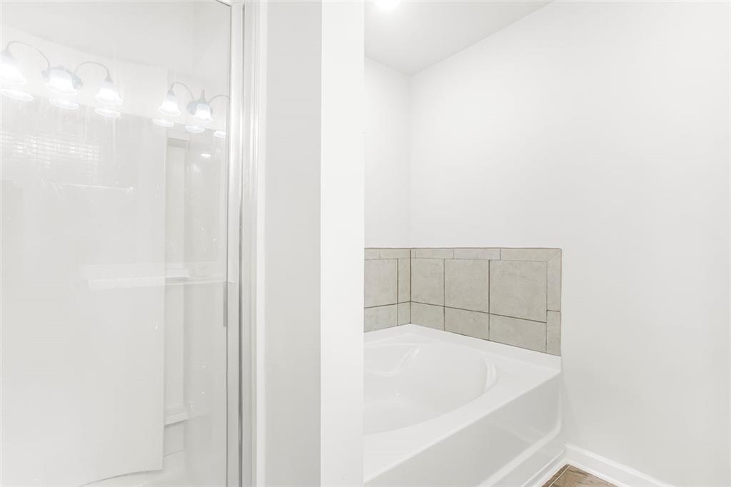 3570 Saratoga Circle Decatur, GA 30034 - Photo 18 of 26 a bathroom with a bathtub