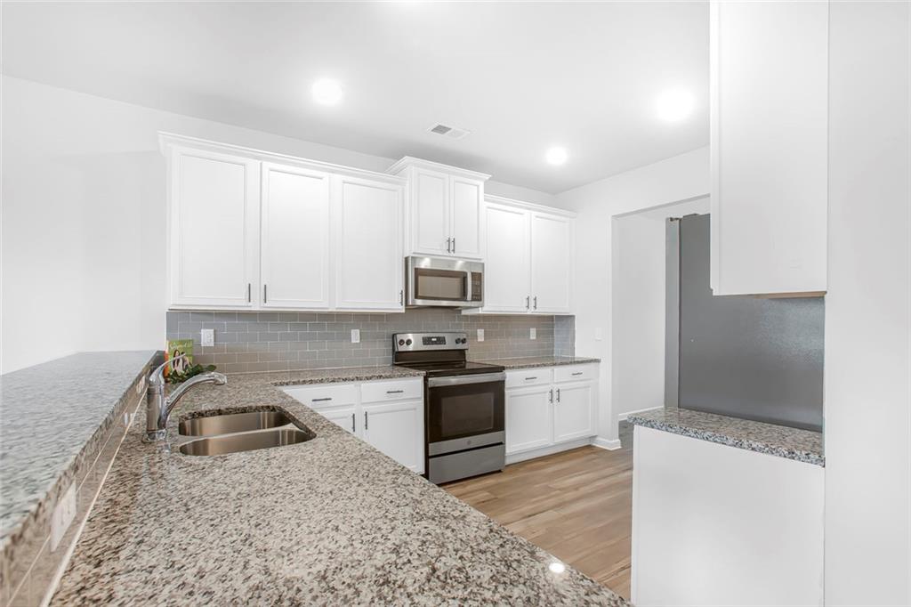 3570 Saratoga Circle Decatur, GA 30034 - Photo 8 of 26 a kitchen with a sink stove and refrigerator