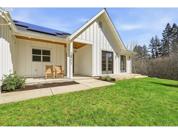 a view of a house with backyard and garden