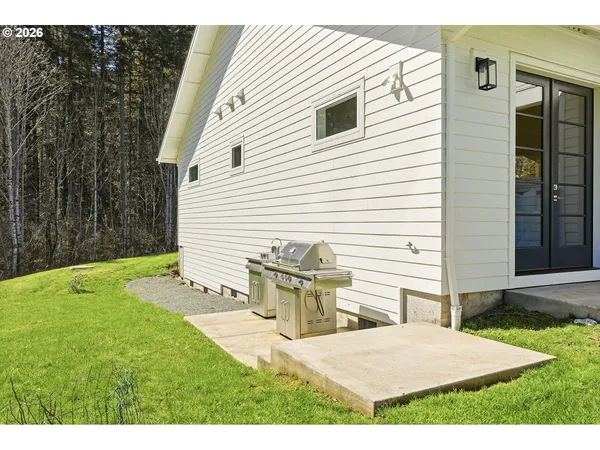 a view of house that has a yard