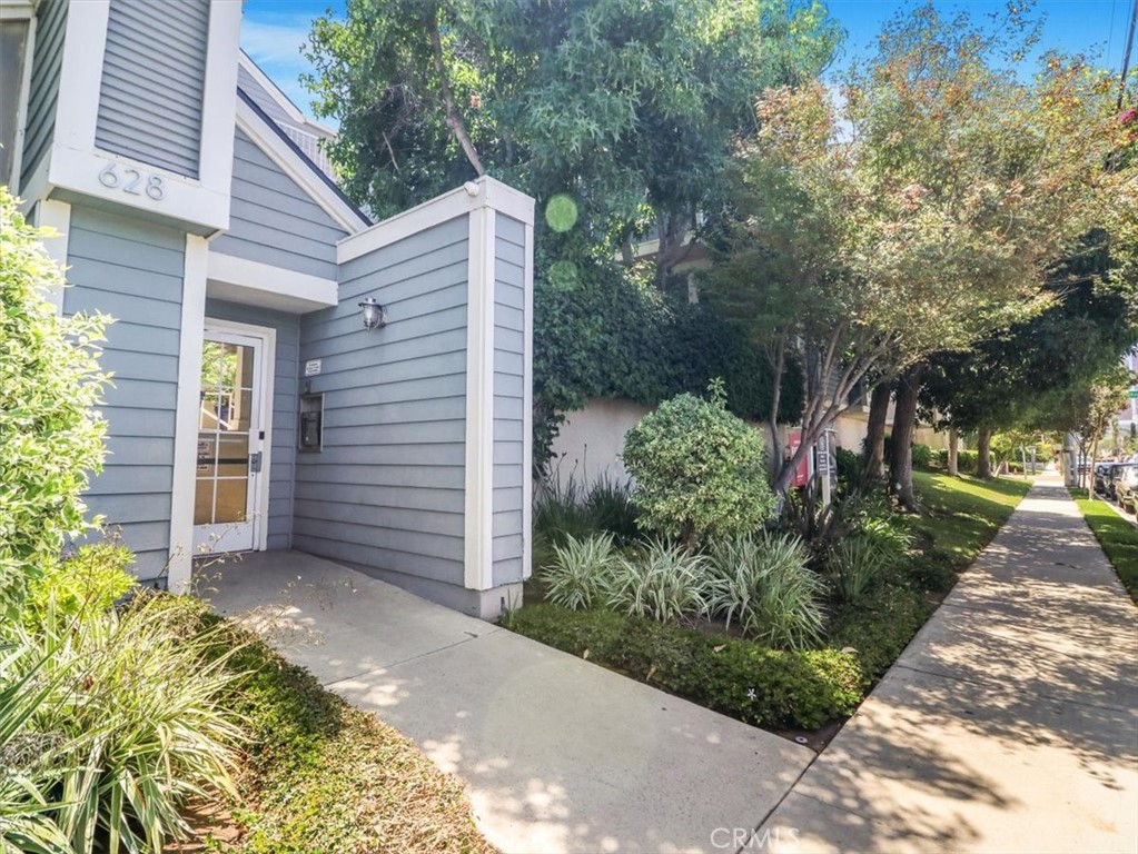 628 Daisy Avenue, Unit 222 Long Beach, CA 90802 - Photo 3 of 20 a view of a back yard with flower plants
