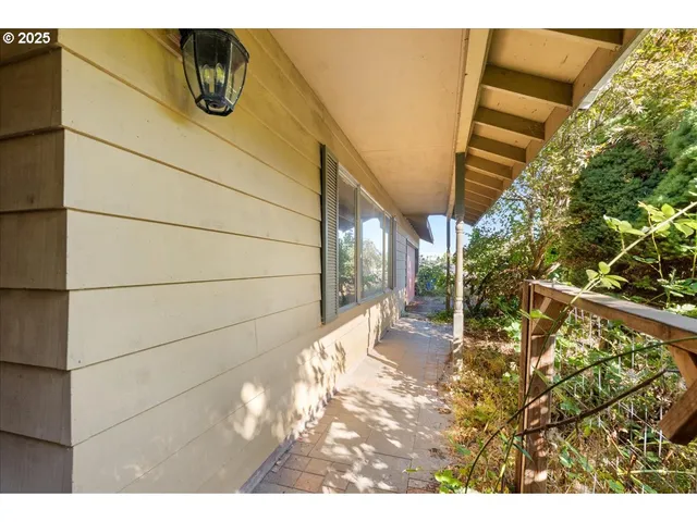 a view of entryway with a front door