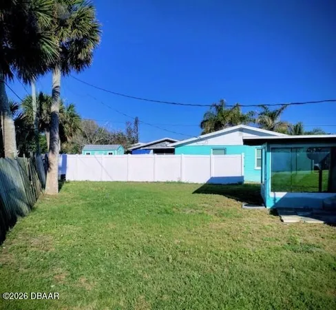 a view of a backyard