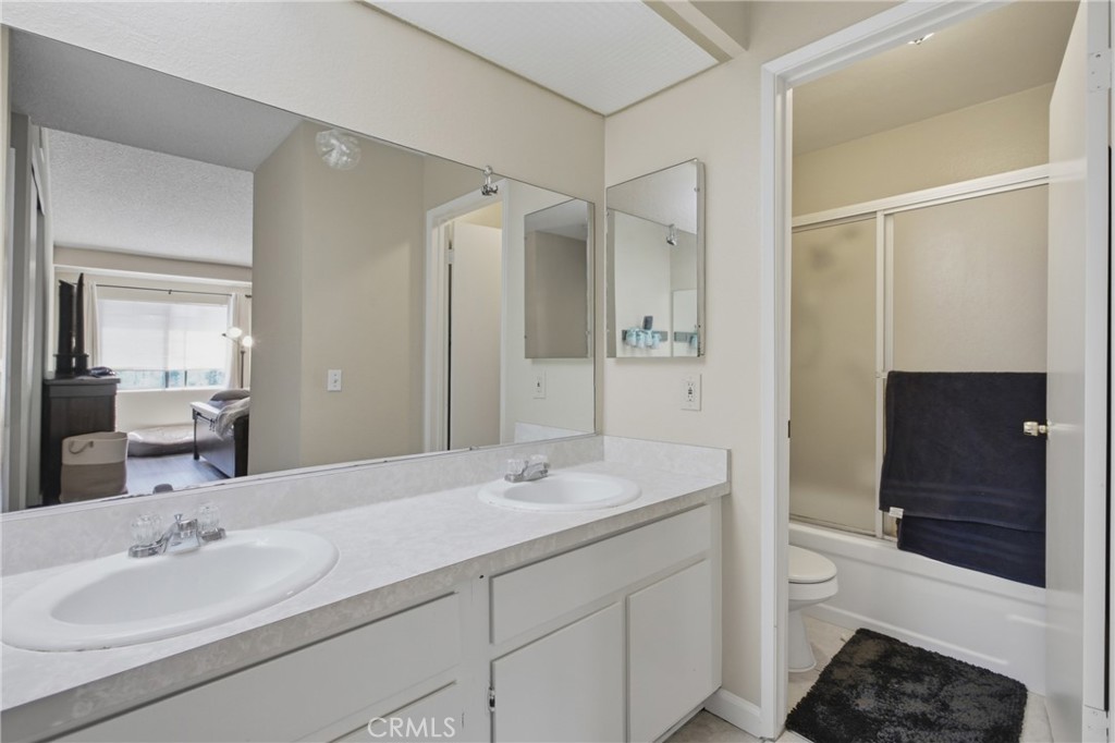 44603 La Paz Road Temecula, CA 92592 - Photo 23 of 31 primary bath