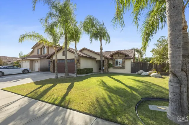 a view of a house with outdoor space
