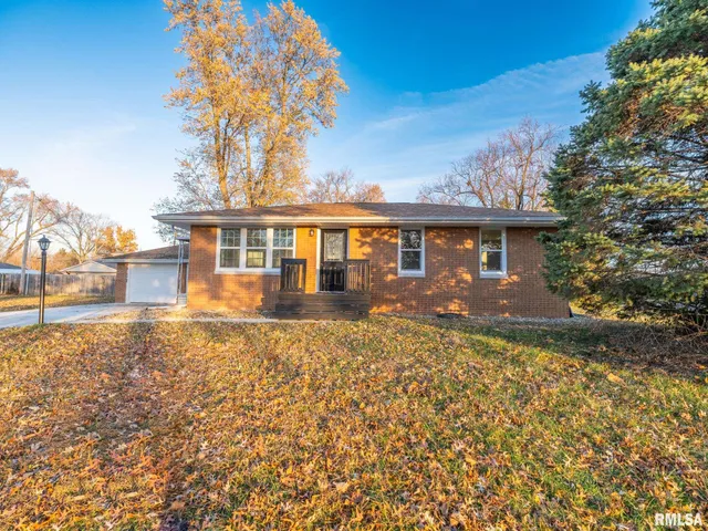 $224,900 | 208 Elmhurst Drive, Washington, IL 61571