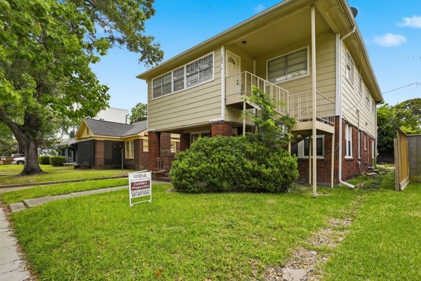 1655 Hawthorne Street Houston, TX 77006 - Photo 3 of 39 a front view of a house with a yard