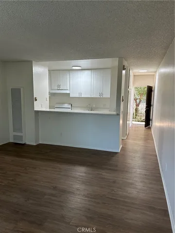 $1,600 | 7055 Etiwanda Avenue, Unit 210, Reseda, CA 91335