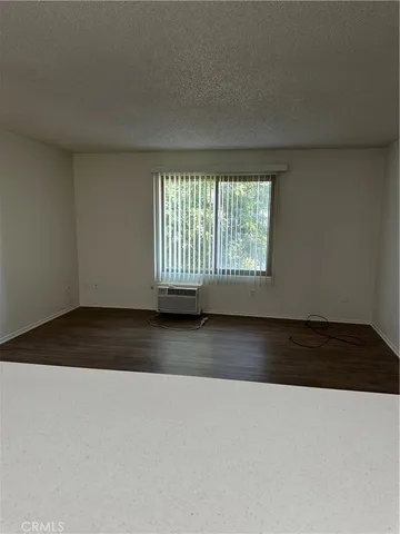 $1,600 | 7055 Etiwanda Avenue, Unit 210, Reseda, CA 91335