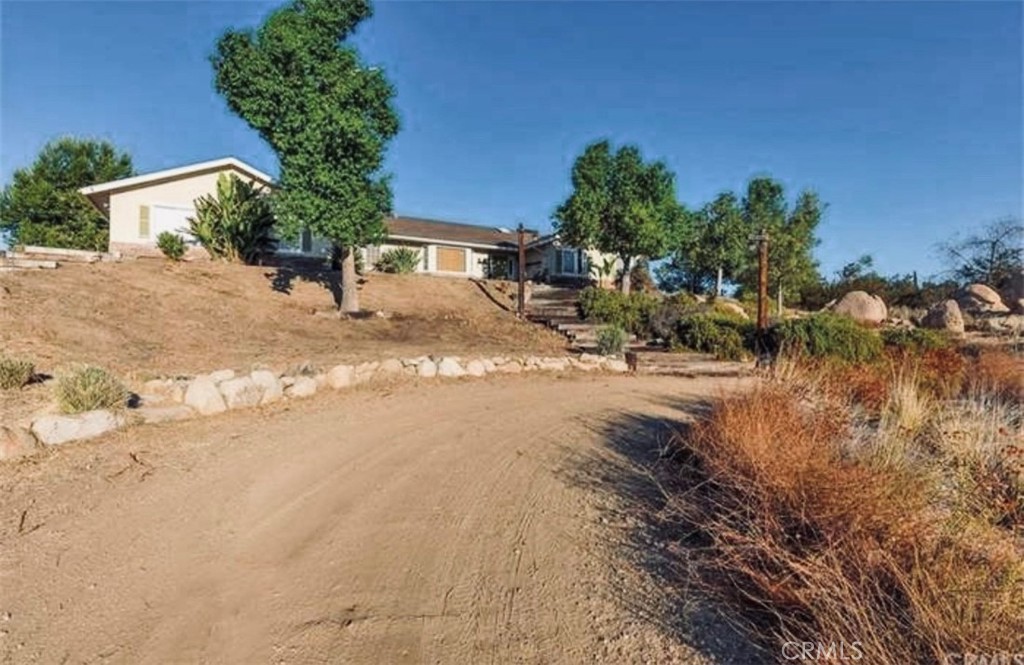 35385 Twin Willow Road Murrieta, CA 92563 - Photo 3 of 12 a view of a yard with plants