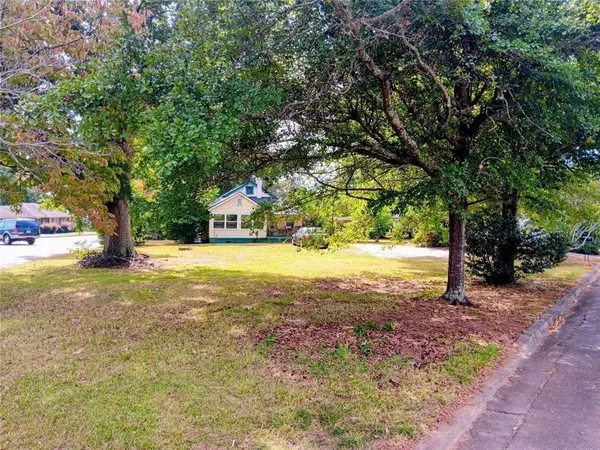 a view of yard with tree in front of it