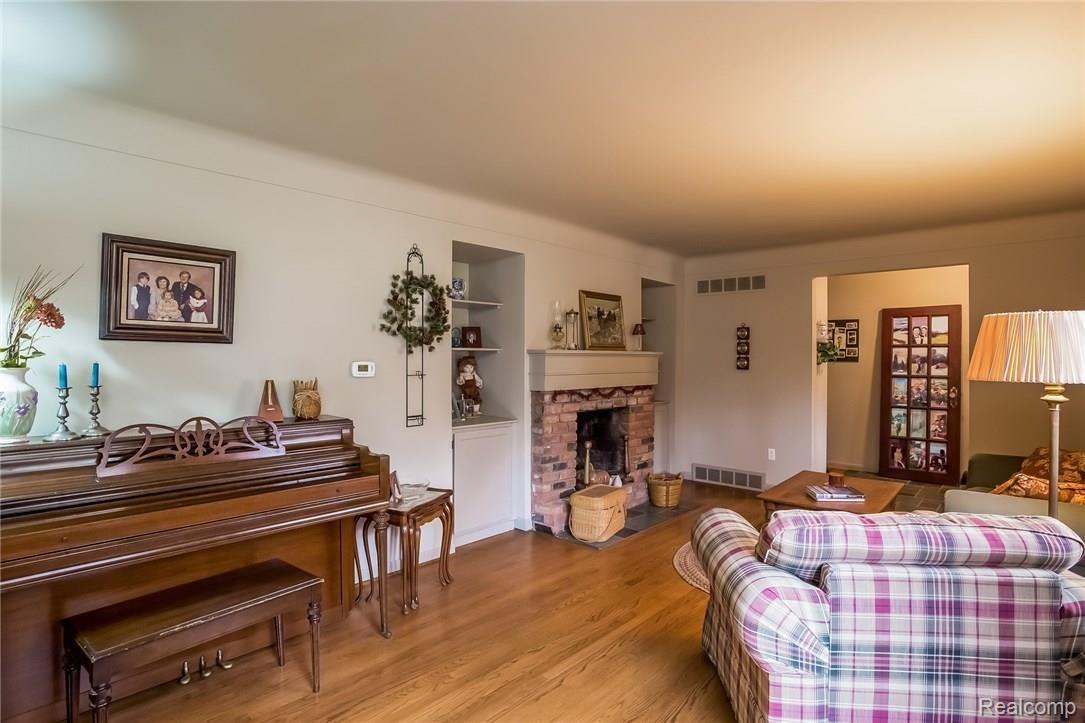 007-Living_Room-2181121-medium.jpg