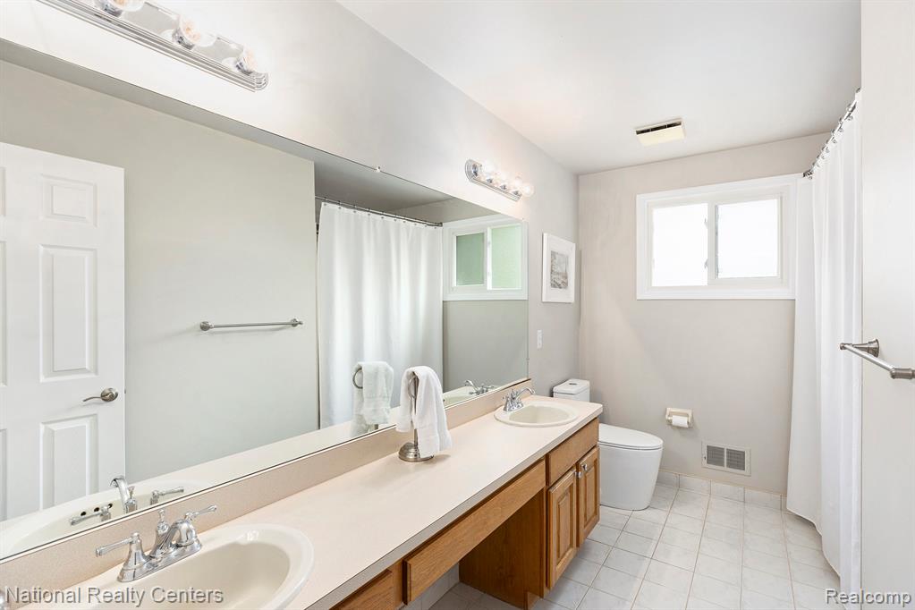 2076 Reagan Drive Rochester Hills, MI 48309 - Photo 19 of 31