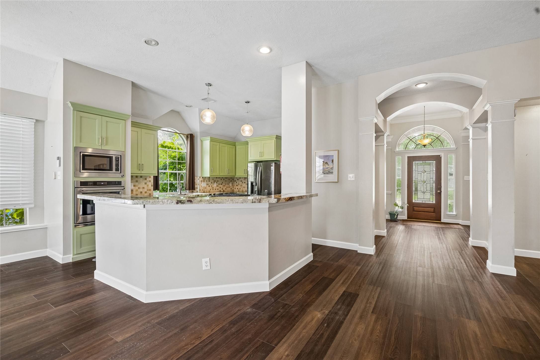 9110 Rhapsody Lane Houston, TX 77040 - Photo 6 of 20 Bar seating is available from the kitchen to the living room.