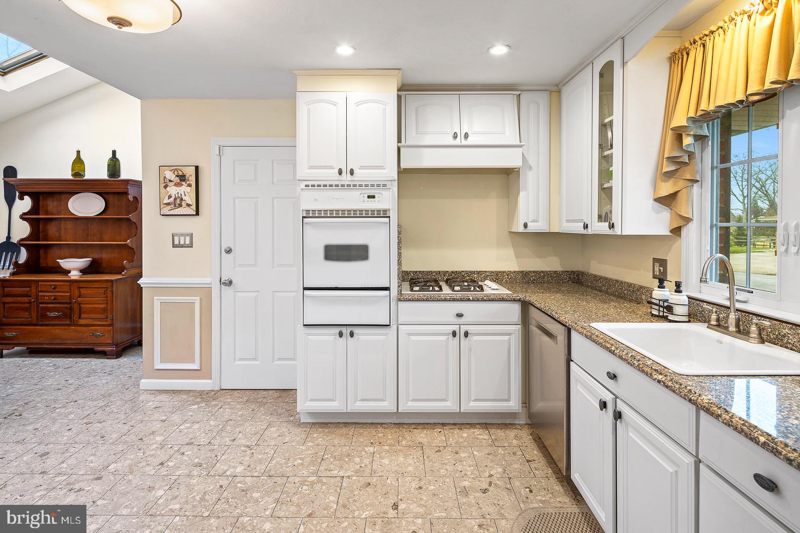 45 Pasadena Drive Hamilton, NJ 08619 - Photo 7 of 34 Oversized eat-in kitchen with vaulted ceilings