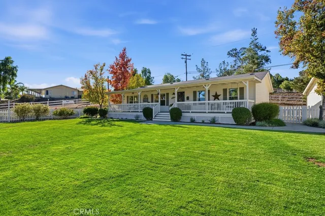 a view of an house with backyard and a garden