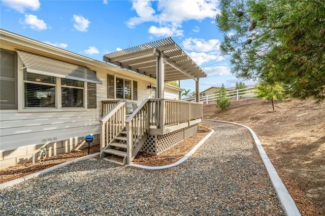 a view of a house with backyard