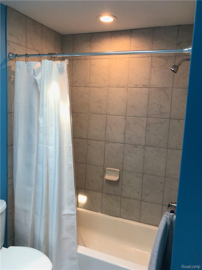 850 Hemingway Road Lake Orion, MI 48362 - Photo 13 of 16 IMG_0597.jpg