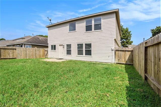 a view of a house with backyard and garden