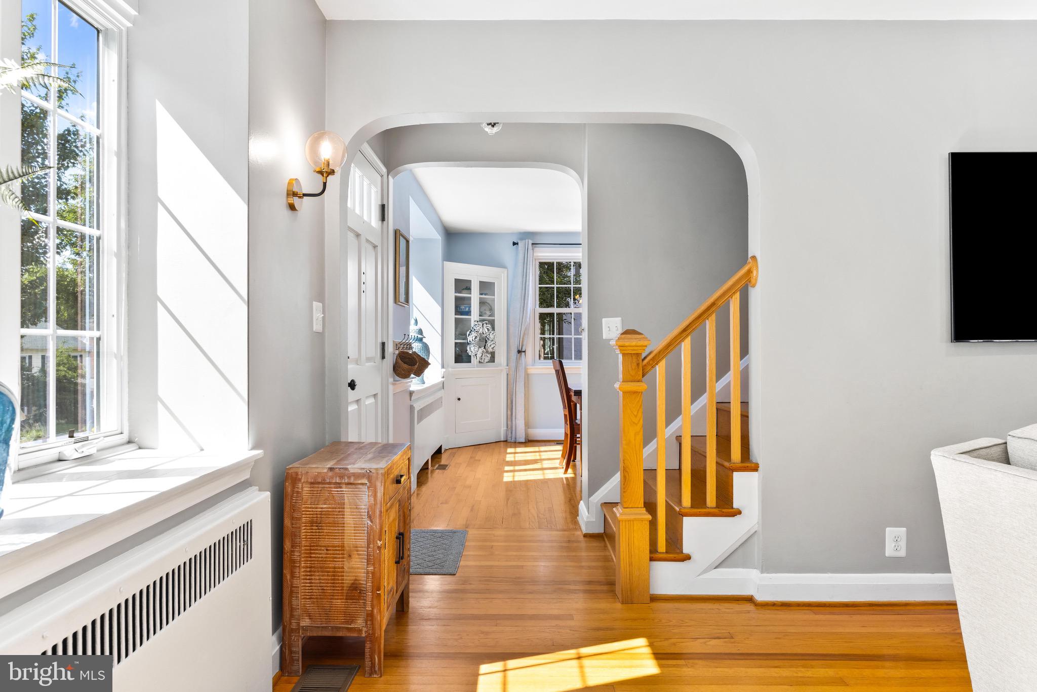 7107 Rich Hill Road Baltimore, MD 21212 - Photo 17 of 52 Open entryway foyer