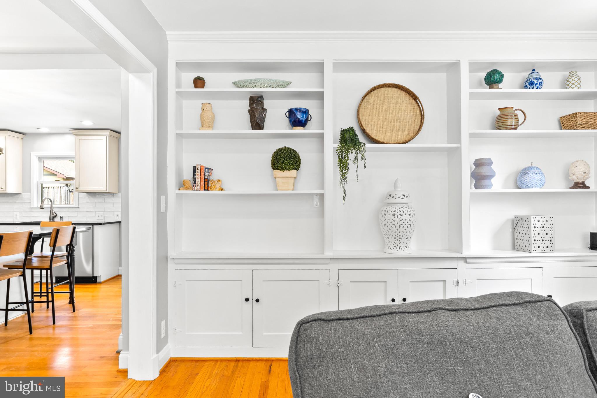 7107 Rich Hill Road Baltimore, MD 21212 - Photo 4 of 52 Beautiful built-in's in the living room