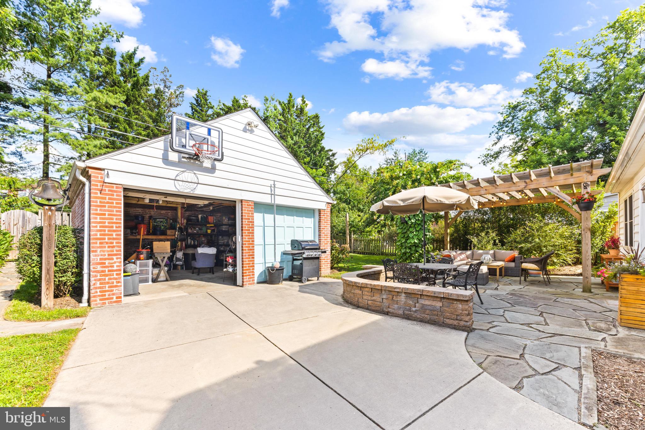 7107 Rich Hill Road Baltimore, MD 21212 - Photo 52 of 52 Driveway and 2-car garage