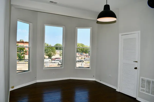 $2,400 | 867 East Pershing Road, Unit 2, Chicago, IL 60653