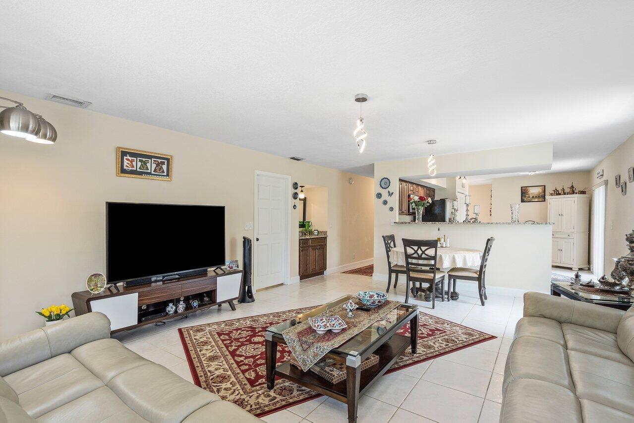 9847 Erica Court Boca Raton, FL 33496 - Photo 13 of 41 010-9847EricaCourt-BocaRaton-FL-33496-SM