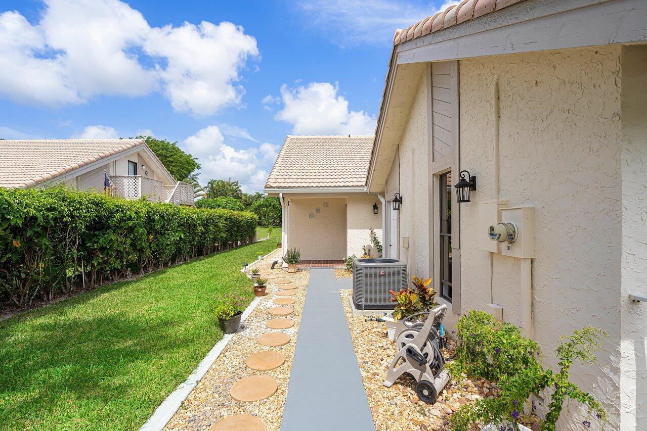 9847 Erica Court Boca Raton, FL 33496 - Photo 4 of 41 004-9847EricaCourt-BocaRaton-FL-33496-SM
