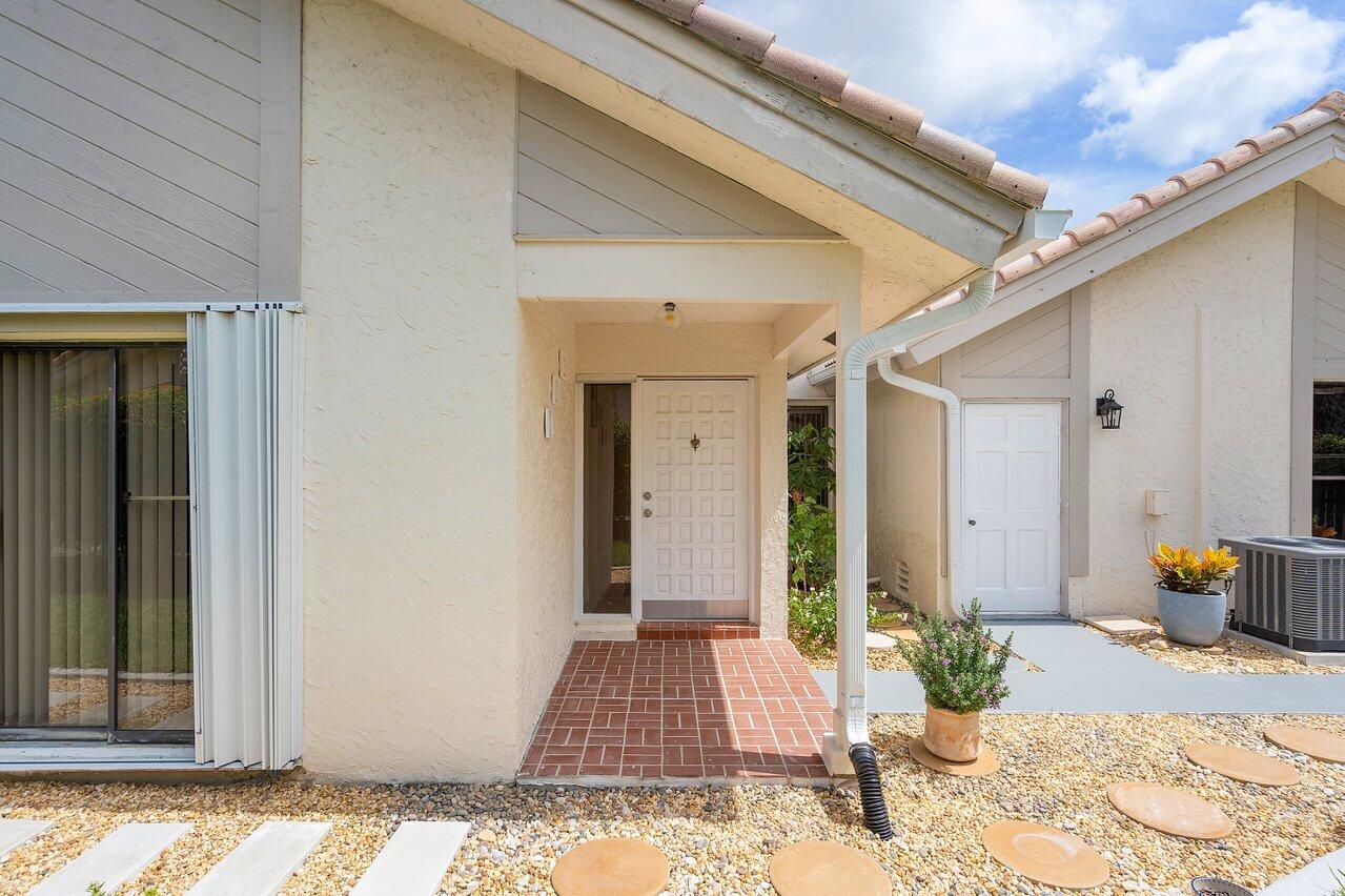 9847 Erica Court Boca Raton, FL 33496 - Photo 5 of 41 005-9847EricaCourt-BocaRaton-FL-33496-SM