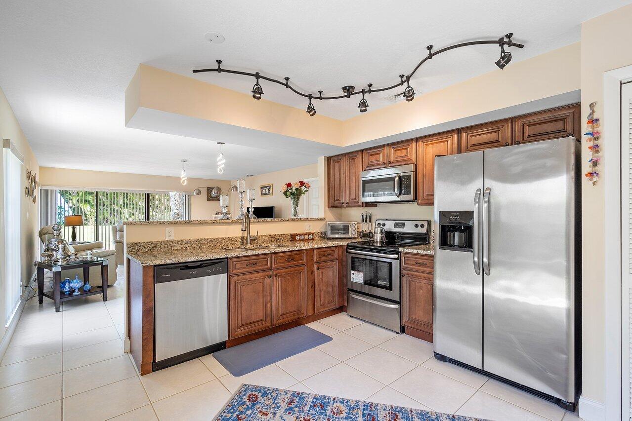 9847 Erica Court Boca Raton, FL 33496 - Photo 8 of 41 013-9847EricaCourt-BocaRaton-FL-33496-SM