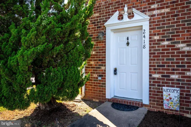 a view of entryway with a garden
