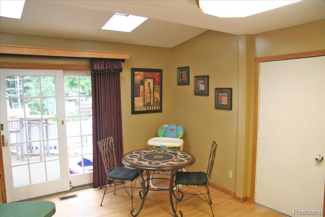 2927 Hartline Drive Rochester, MI 48309 - Photo 4 of 11 04 Dining Area