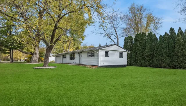 a view of a house with a yard