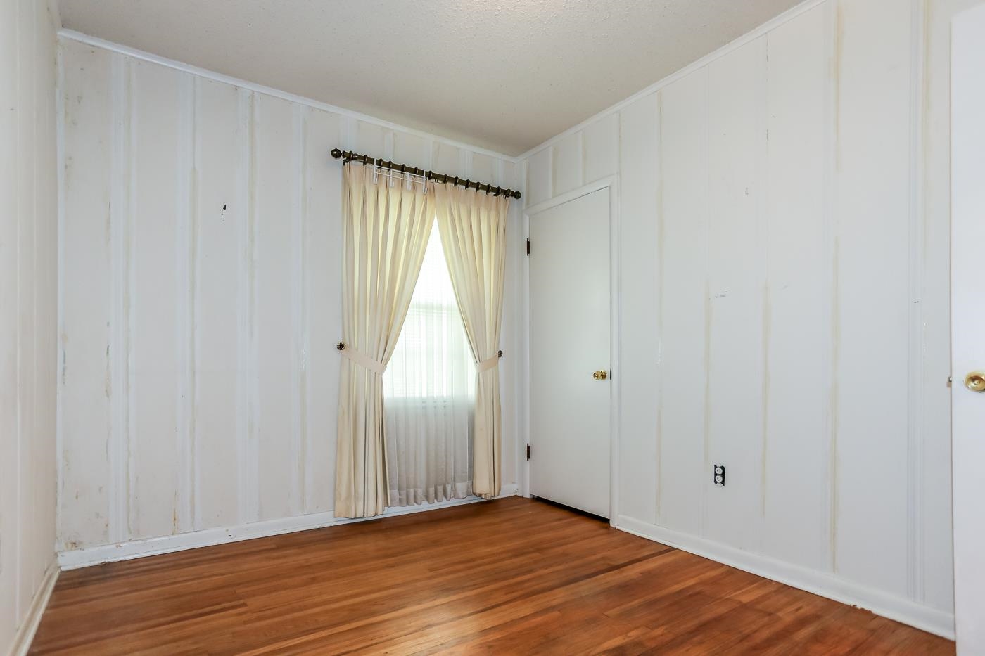 4969 Amboy Road Memphis, TN 38117 - Photo 11 of 19 a view of an empty room with wooden floor