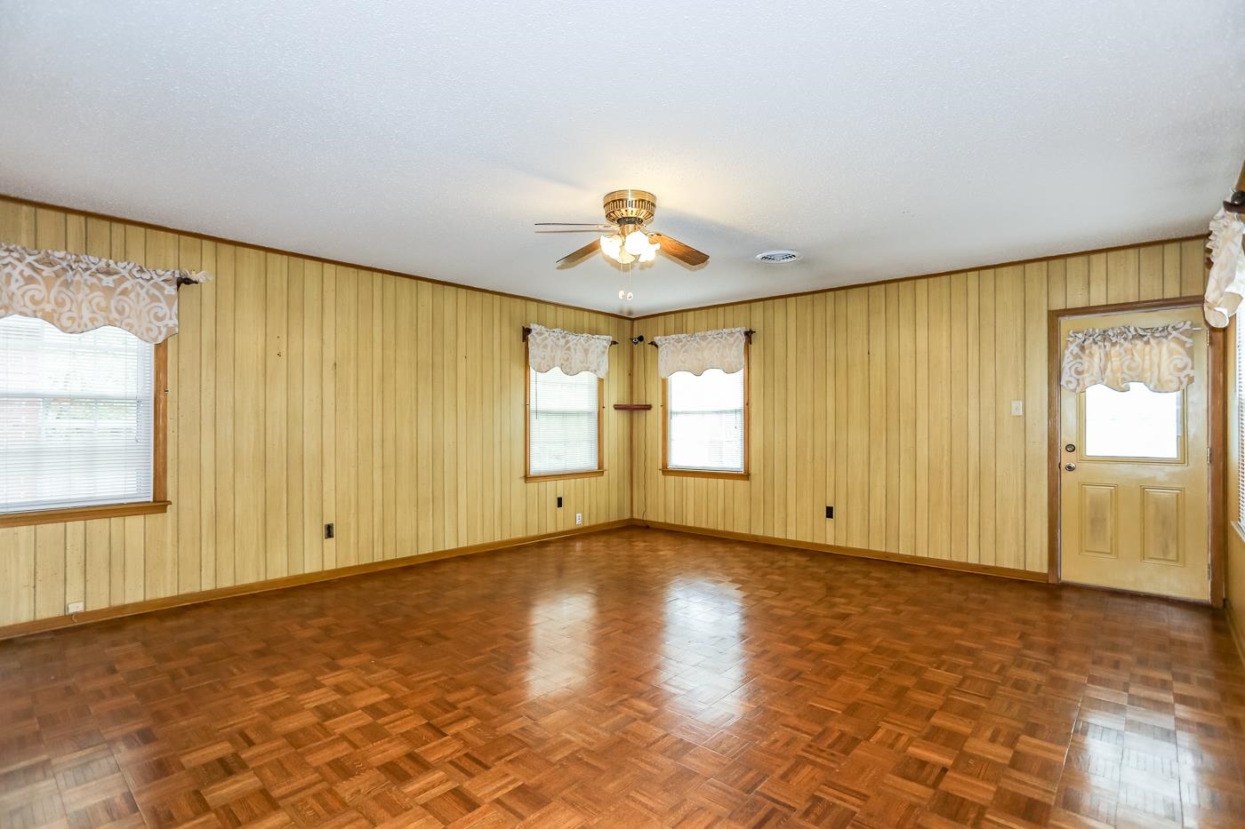 4969 Amboy Road Memphis, TN 38117 - Photo 10 of 19 a view of an empty room with a window