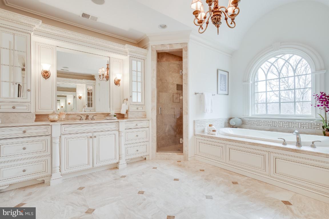 2034 Rockingham Street McLean, VA 22101 - Photo 31 of 68 Separate Tub Alcove with Palladian Window