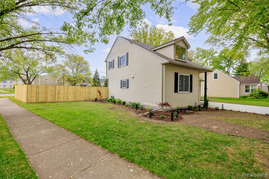 20505 Ridgemont Road Harper Woods, MI 48225 - Photo 35 of 48