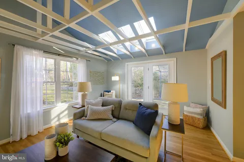 a view of empty room with window